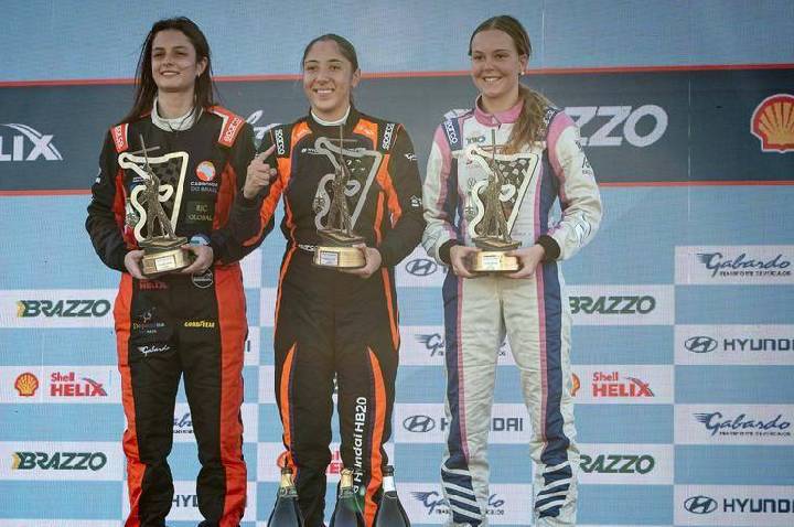 Anna Luiza Pimpão faz história na Copa HB20 com vitória inédita