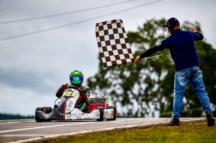 Antônio Claro venceu em duas categorias no 29º Campeonato Sul-Brasileiro de Kart e conquistou seus dois primeiros títulos nacionais