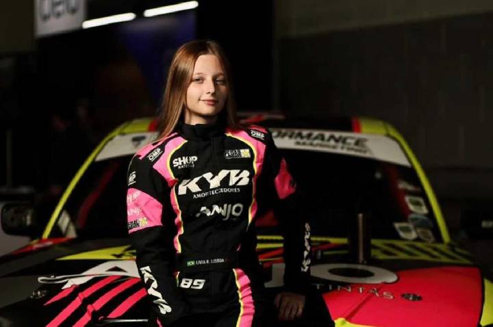Aos 16 anos, piloto brasileira de drift aposta no inglês para evoluir dentro e fora das pistas