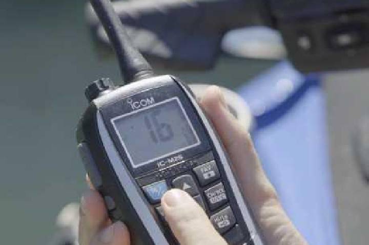 Após caso de sobrevivente encontrada à deriva no mar, especialista reforça importância do rádio VHF em motos aquáticas
