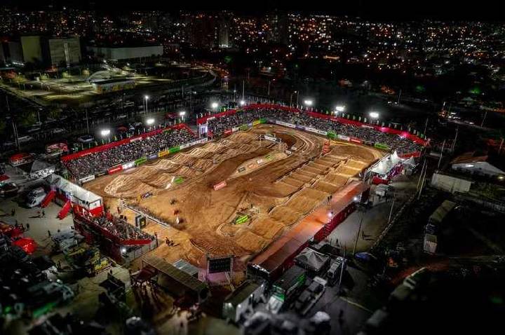 Arena Cross 2026 abre temporada com pilotos internacionais