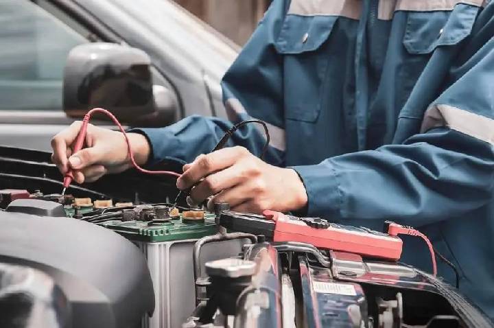 Atendimentos a veículos eletrificados cresceram 18% no último ano e exigem protocolos específicos