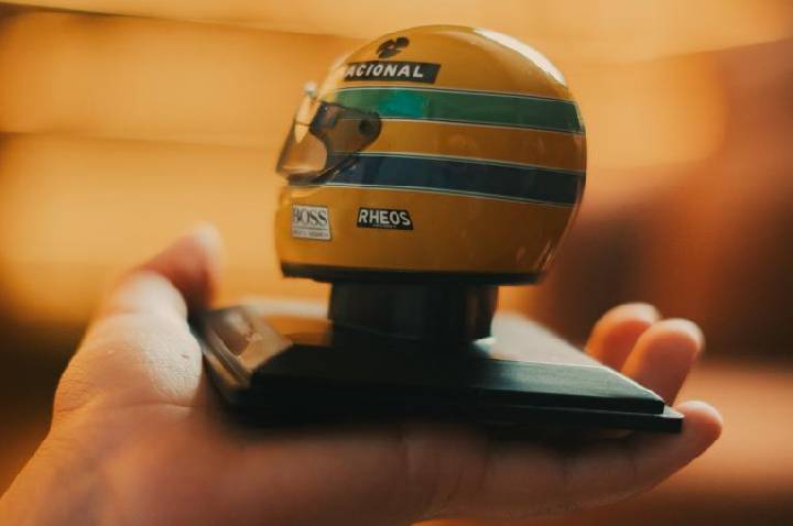 Ayrton Senna ganha homenagem em miniatura oficial de capacete da vitória no GP Brasil