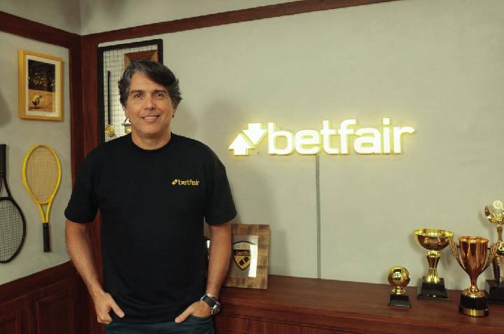 Cacá Bueno analisa cenário da F1 2026 após início equilibrado e pausa no calendário