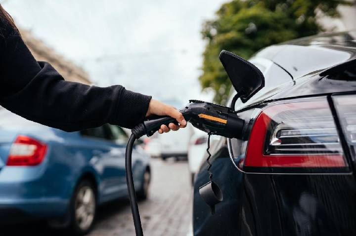 Carros elétricos: especialista revela o que é mito e o que é verdade sobre segurança