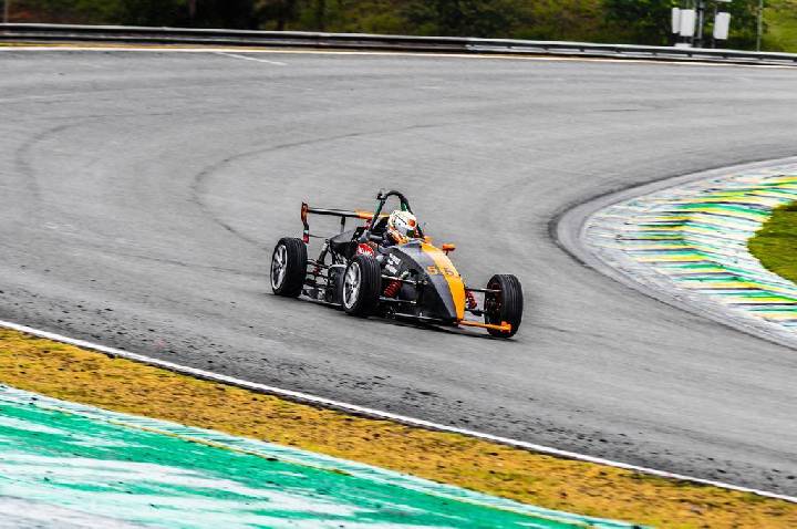 Categoria acelera em Interlagos com três mulheres no grid