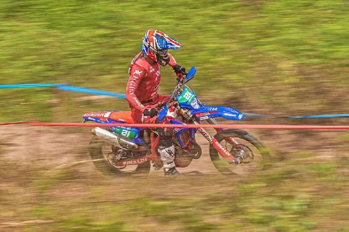 Danilo Sfalsim conquista pódio no Brasileiro de Enduro com segundo lugar na categoria Junior e sexto na Classificação Geral
