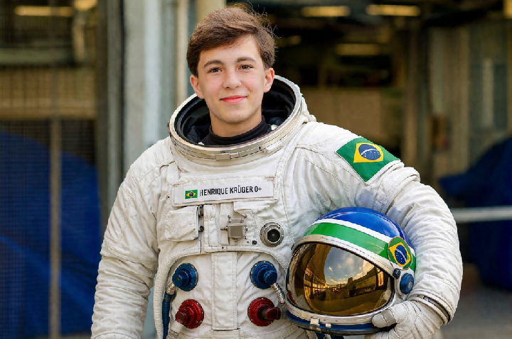 Enquanto espera estreia na F-Delta, Henrique Krüger é selecionado em programa escolar para visitar a NASA
