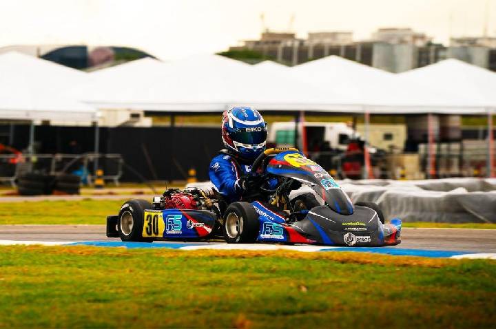 Enrico Queiroga dominou a 2ª etapa do Brasília Kart Series com pole e vitória e assumiu a liderança na Cadete
