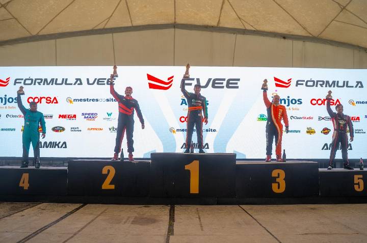 Fórmula Vee agita Interlagos com duelos roda a roda sob chuva 