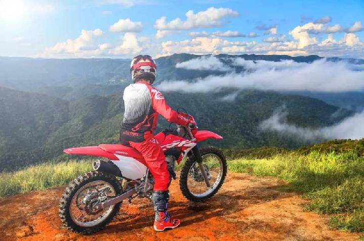 Guia rápido de lubrificação para quem faz trilhas de moto