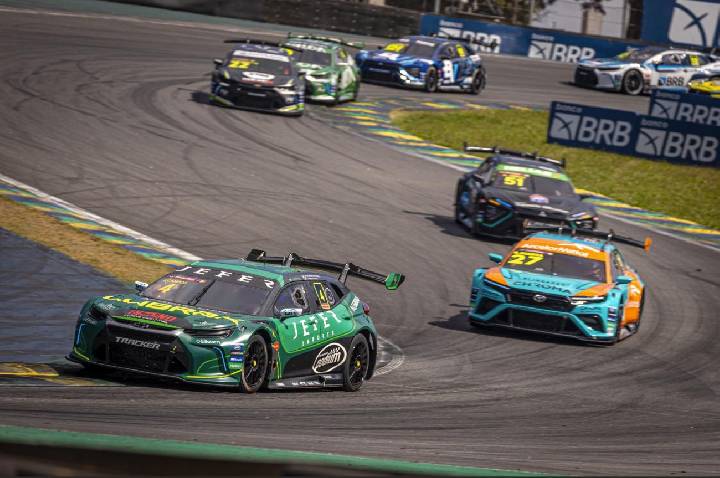 Julio Campos escala 13 posições e coloca Time Lubrax TMG no top-10 em Interlagos