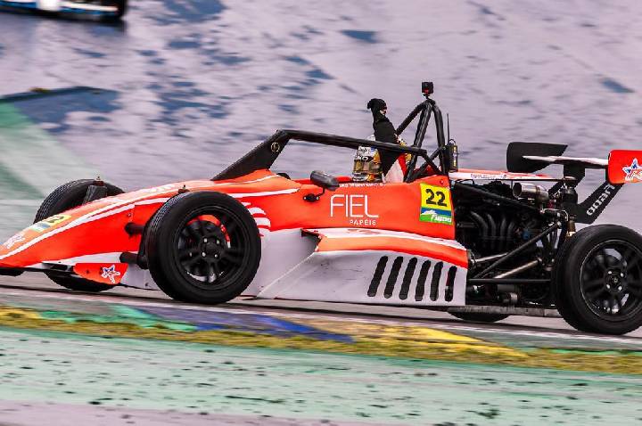 Lucas Monteiro vence as duas em Interlagos