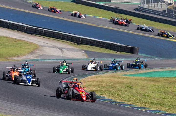 Marcel Fachini conquista duas vitórias e domina a 6ª etapa da Fórmula 1600 em Interlagos
