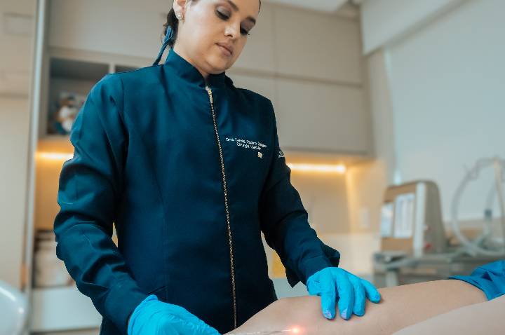 Mulheres 40+ têm alternativa moderna à cirurgia de varizes