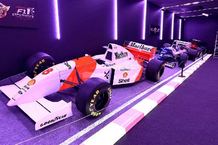 O legado de Ayrton Senna: carros, motos e acessórios expostos no Parque Dream Car de São Roque (SP) relembram a trajetória do ídolo das pistas