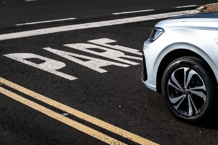 Pirelli destaca a importância da manutenção dos pneus para a segurança dos automóveis no Maio Amarelo