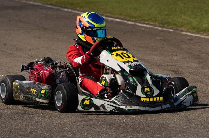 Rafael Kerkoff mostra garra e mantém protagonismo no Capixaba de Kart