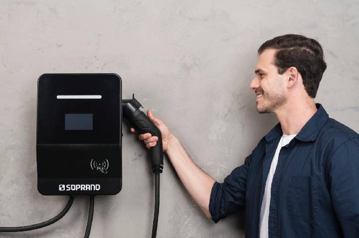 Soprano apresenta quatro modelos de carregador para carro elétrico