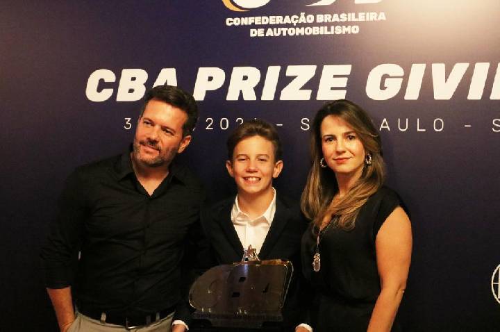 Theo Morgado recebeu troféu em homenagem ao seu terceiro título de campeão brasileiro de kart em dois anos