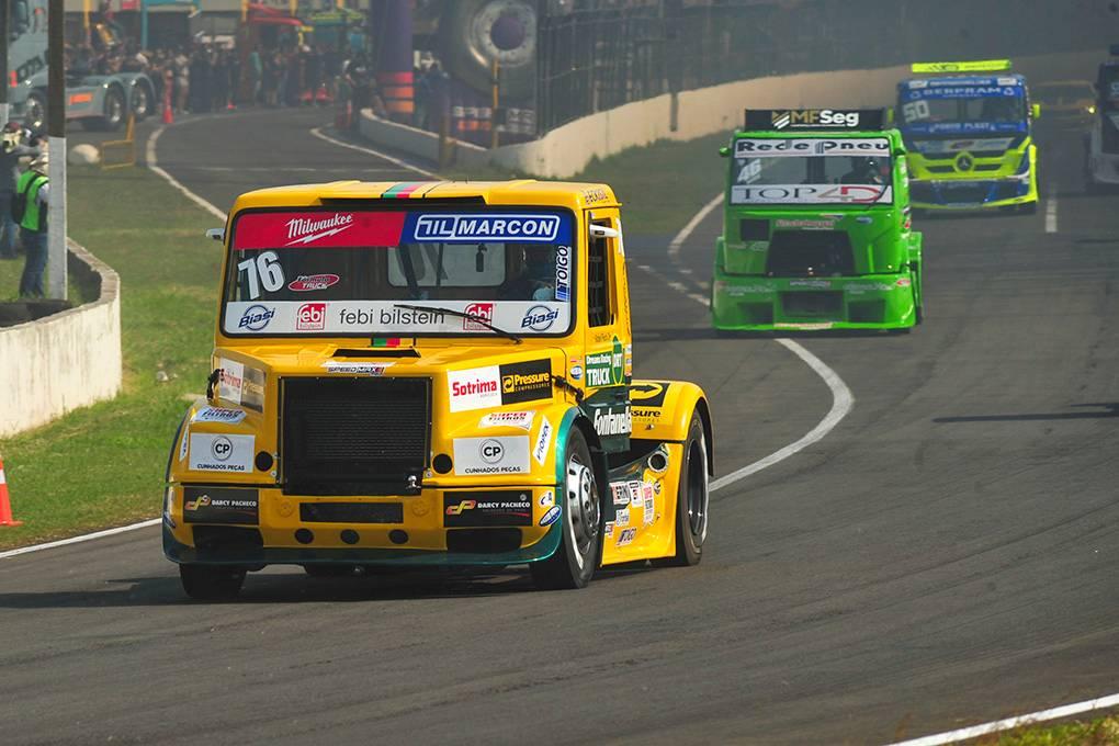 Fleck e Túlio Bendo dividem a liderança da Fórmula Truck