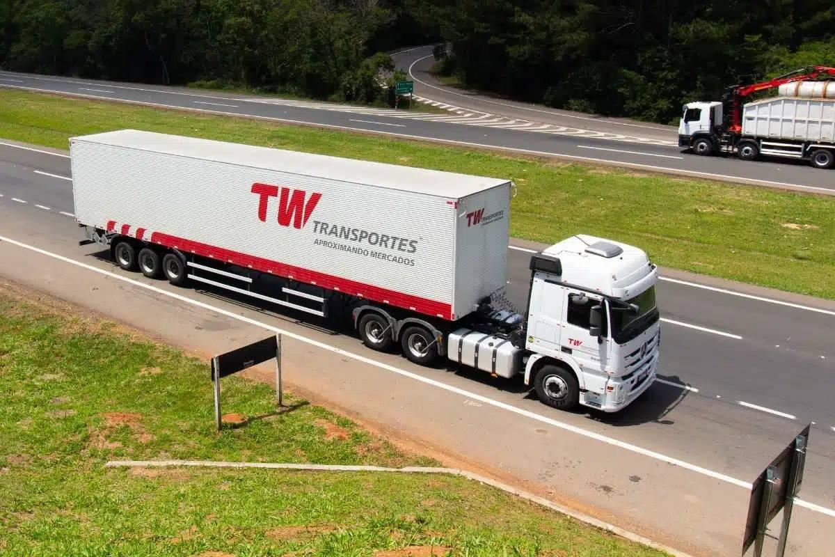 TW Transportes anuncia a contratação de novos motoristas