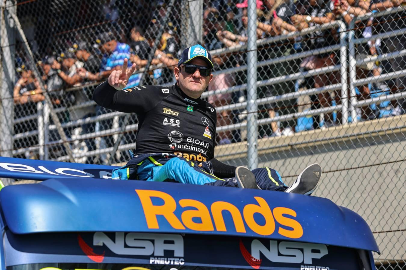 Zini corre em casa para homenagear familiares e companheiros de equipe