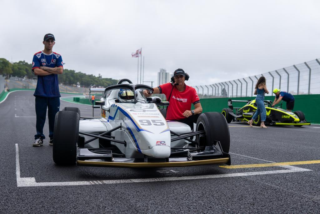 Dudu Ferraz mostra resiliência na penúltima etapa e segue na briga entre os Rookies