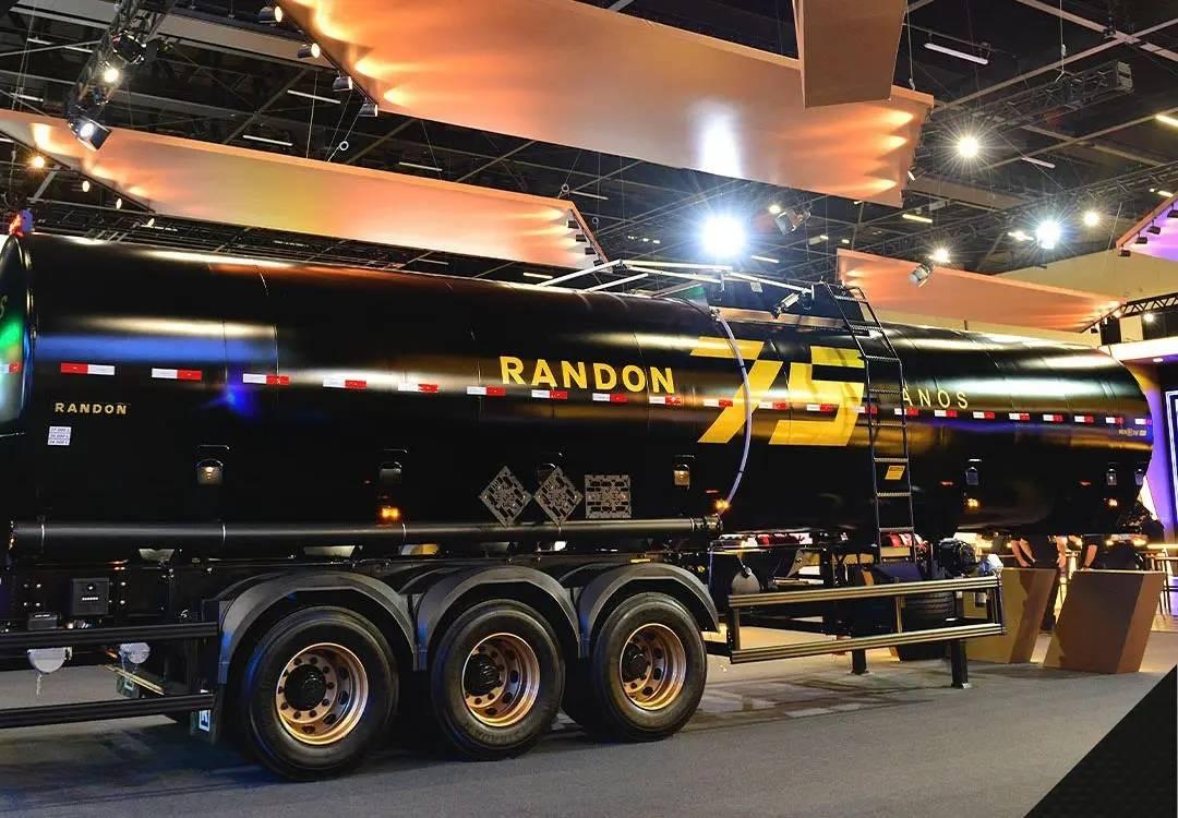 Randon entrega Bitrem Tanque 63 mil litros para parceiros de negócios na Fenatran