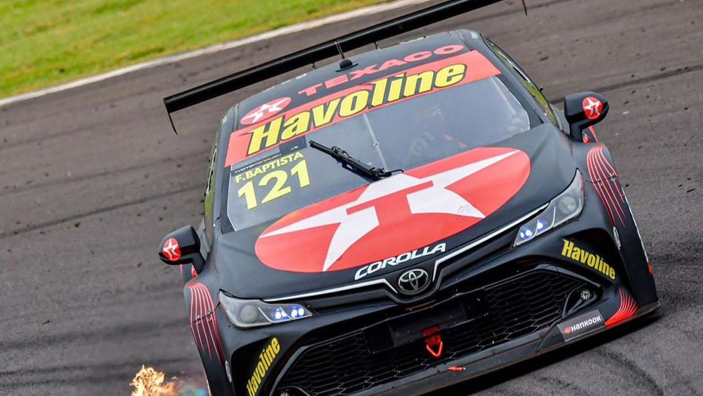 Felipe Baptista brilha na chuva e vence a Sprint em Interlagos; cinco pilotos disputam o título neste domingo