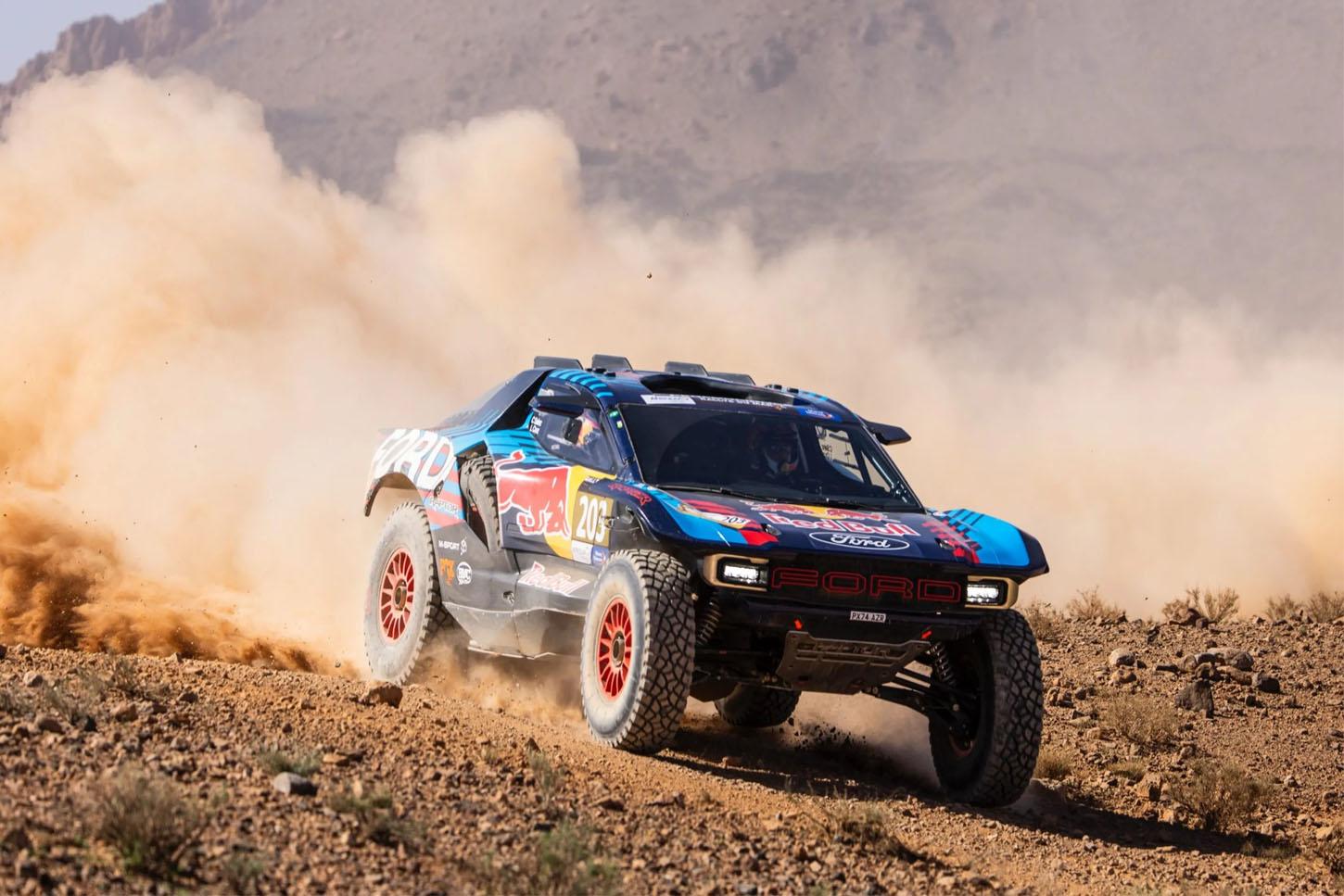 Carlos Sainz Enfrenta Desafios na Abertura do Dakar 2025