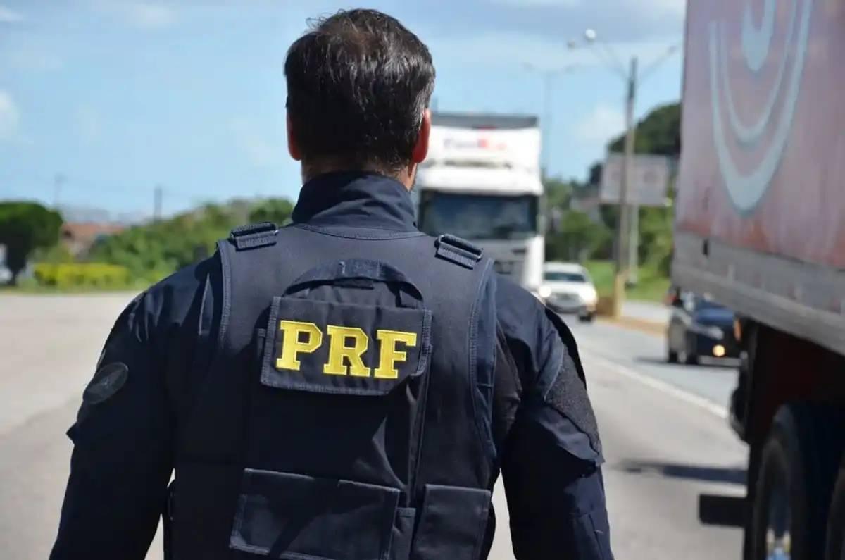 PRF publica calendário de restrições para caminhões em feriados de 2025
