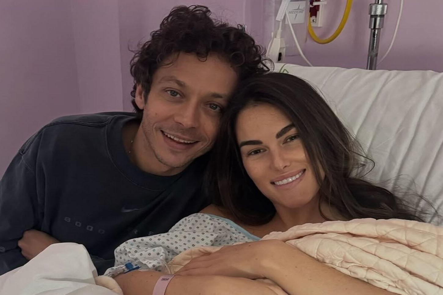 Valentino Rossi e Francesca Sofia Novello celebram a chegada de sua segunda filha, Gabriella