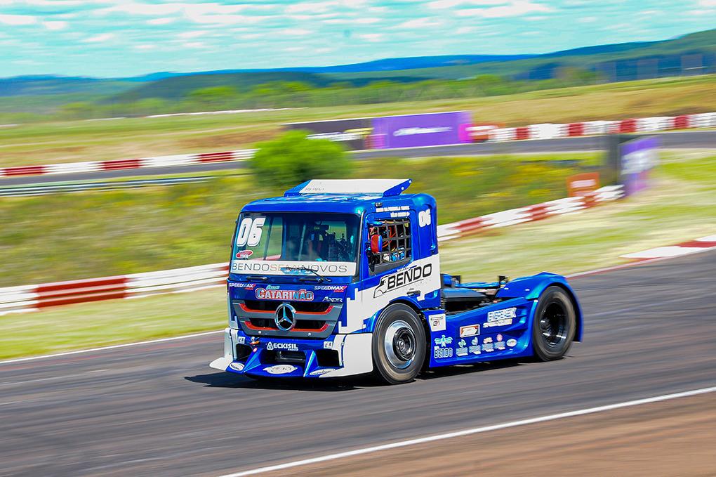 O catarinense Túlio Bento faz o segundo tempo com um Mercedes-Benz