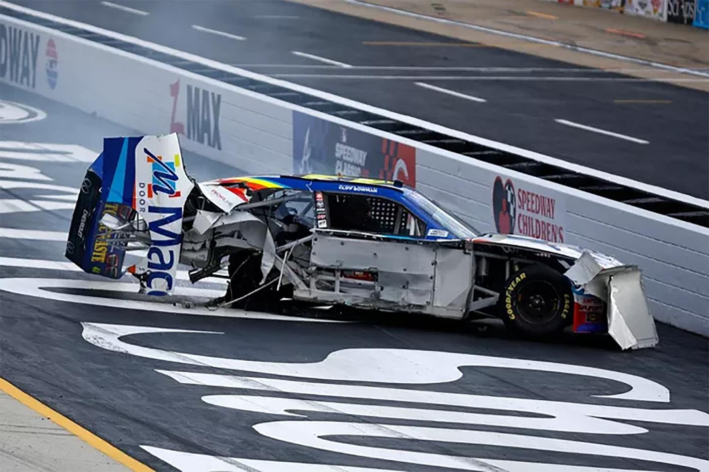 Acidente violento interrompe corrida da NASCAR Xfinity em Bristol; pilotos saem ilesos