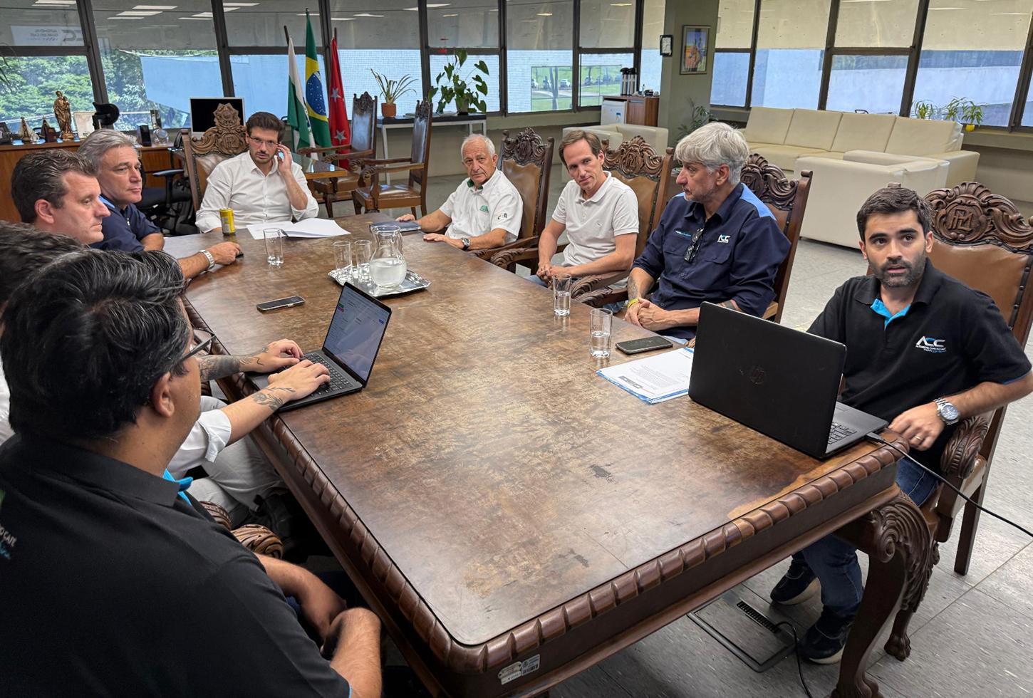 Prefeito de Londrina discute com dirigentes a reforma do autódromo