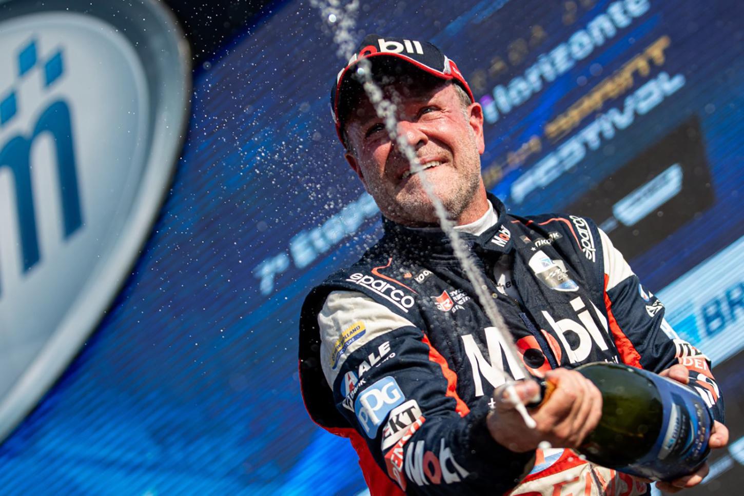 Rubens Barrichello e Mobil™ renovam parceria na Stock Car 2025