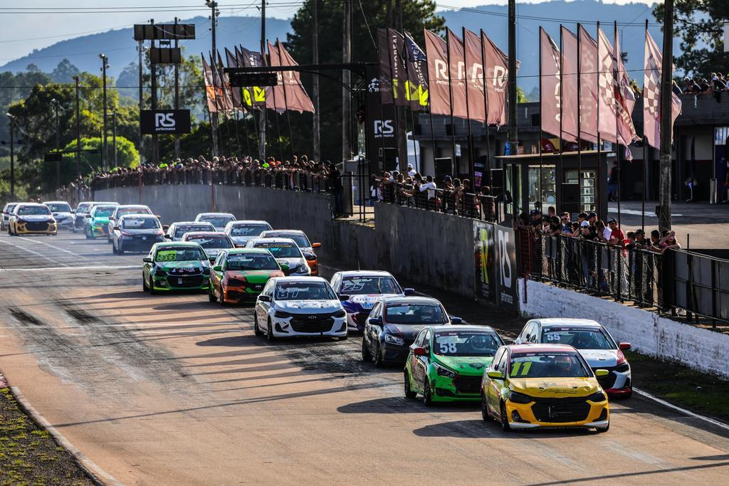 Gaúchos lideram as três categorias do Campeonato Brasileiro de Turismo 1.4