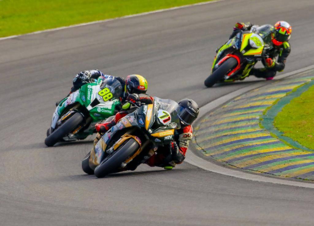 Disputas intensas e chegadas apertadas marcam a etapa do MOTO1000GP em Interlagos