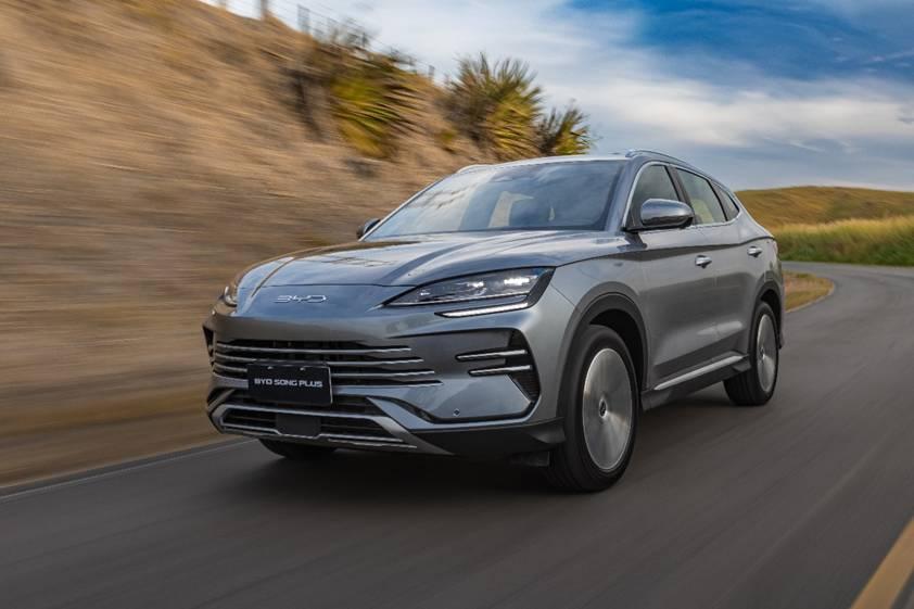 Novo BYD Song Plus chega ao Brasil com design global, NFC e head-up display; Versão Premium tem, agora, recarga rápida e bateria maior
