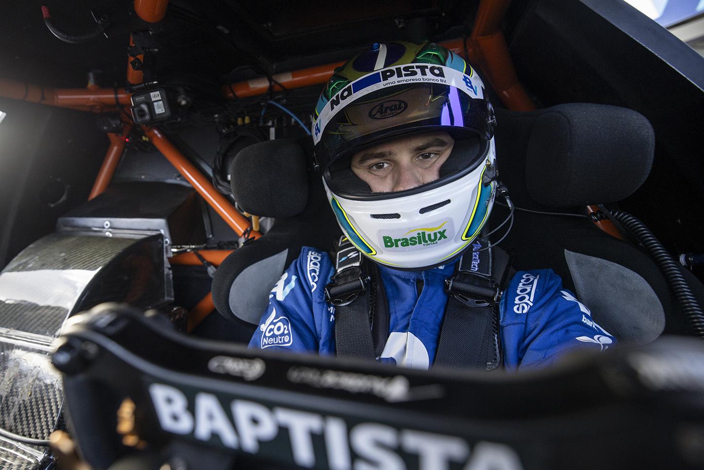 Stock Car: Felipe Baptista mostra bom ritmo na corrida principal no Velopark