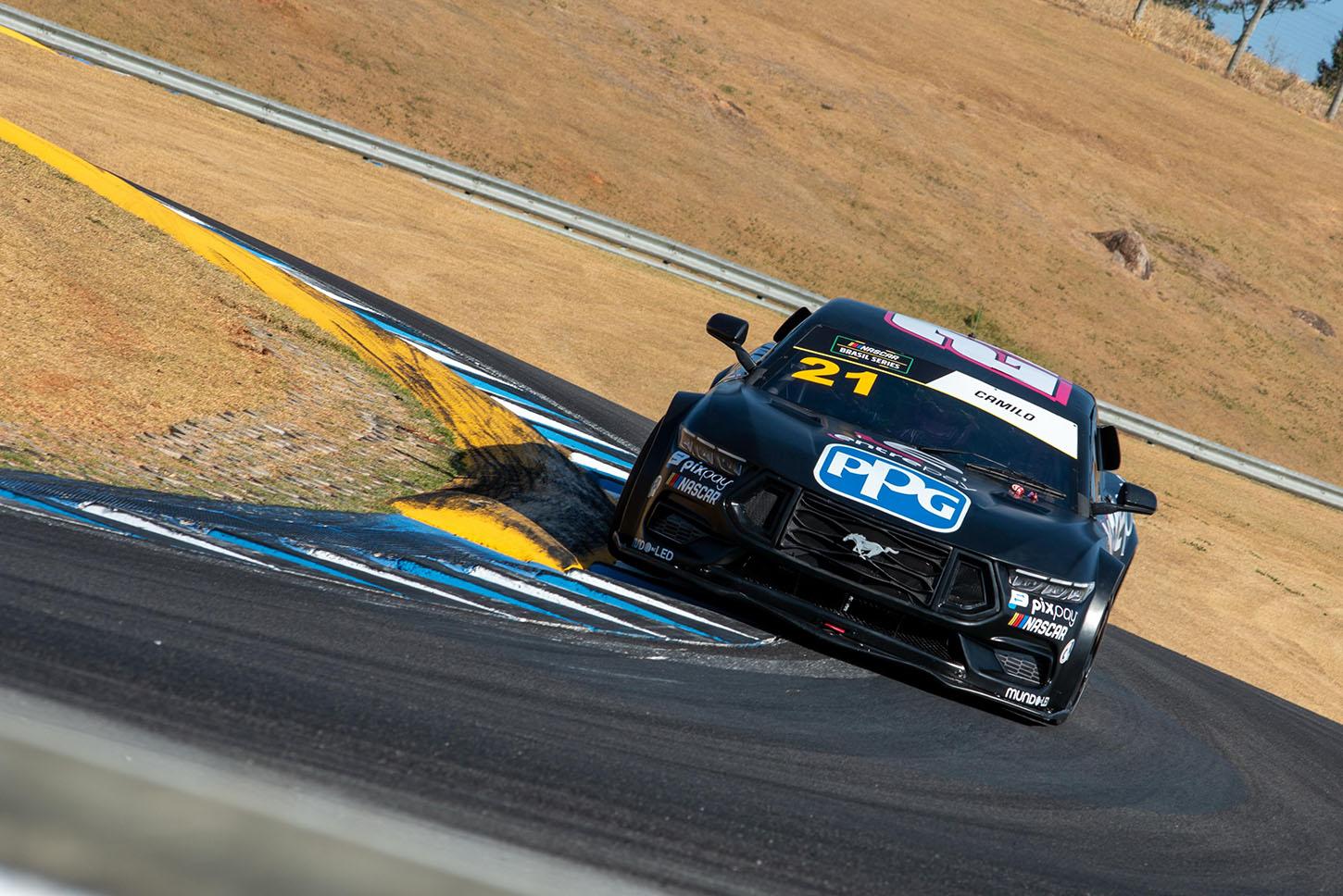 Thiago Camilo crava o melhor tempo no treino oficial da NASCAR Brasil