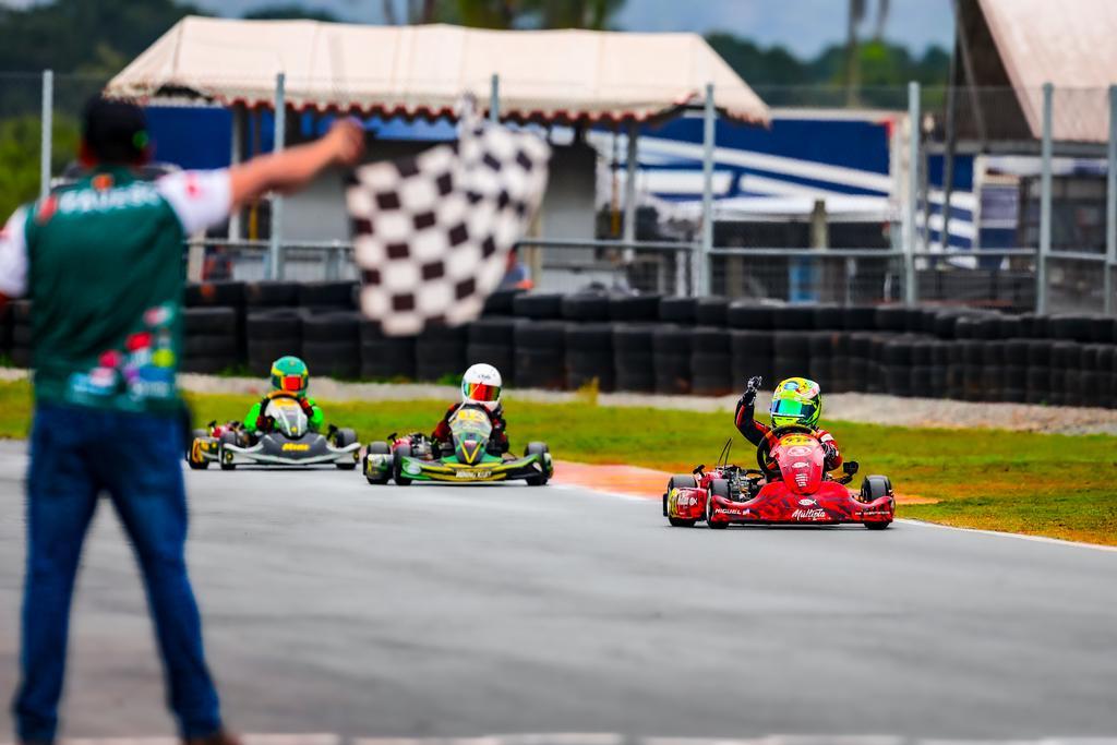 Irmãos Emerick fecham a quarta etapa da Copa Beto Carrero com pódio para Joaquim