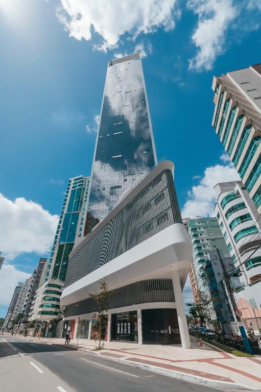 Com tecnologia de super arranha-céus e design inspirado em pistas de automobilismo, Vitra by Pininfarina é entregue em Balneário Camboriú