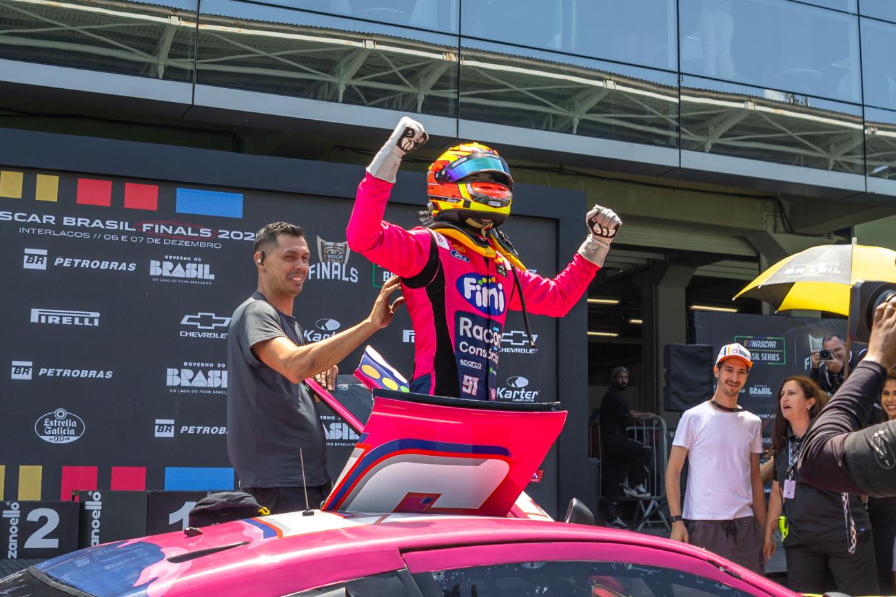 Dudu Barrichello vence em sua estreia na NASCAR Brasil e coloca Rubens na briga pelo título em Interlagos