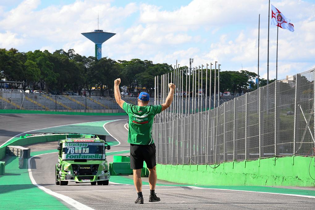 Fleck larga na frente no retorno de Débora Rodrigues à Fórmula Truck