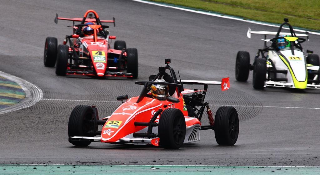 Lucas Monteiro vence na abertura da temporada 2026