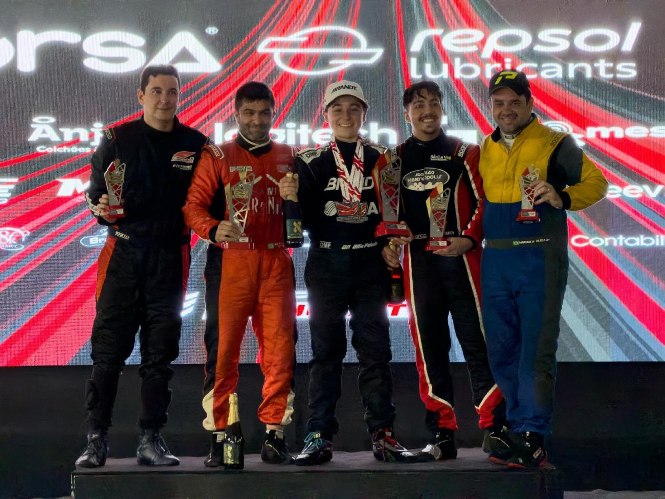 Chuva e disputas intensas marcam a abertura da temporada 2026 da Fórmula Vee, em Interlagos