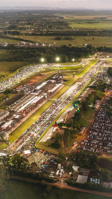 Festival automotivo épico: mais de 20 mil fãs participam da inauguração oficial do Autódromo FuelTech Velopark em Nova Santa Rita (RS)
