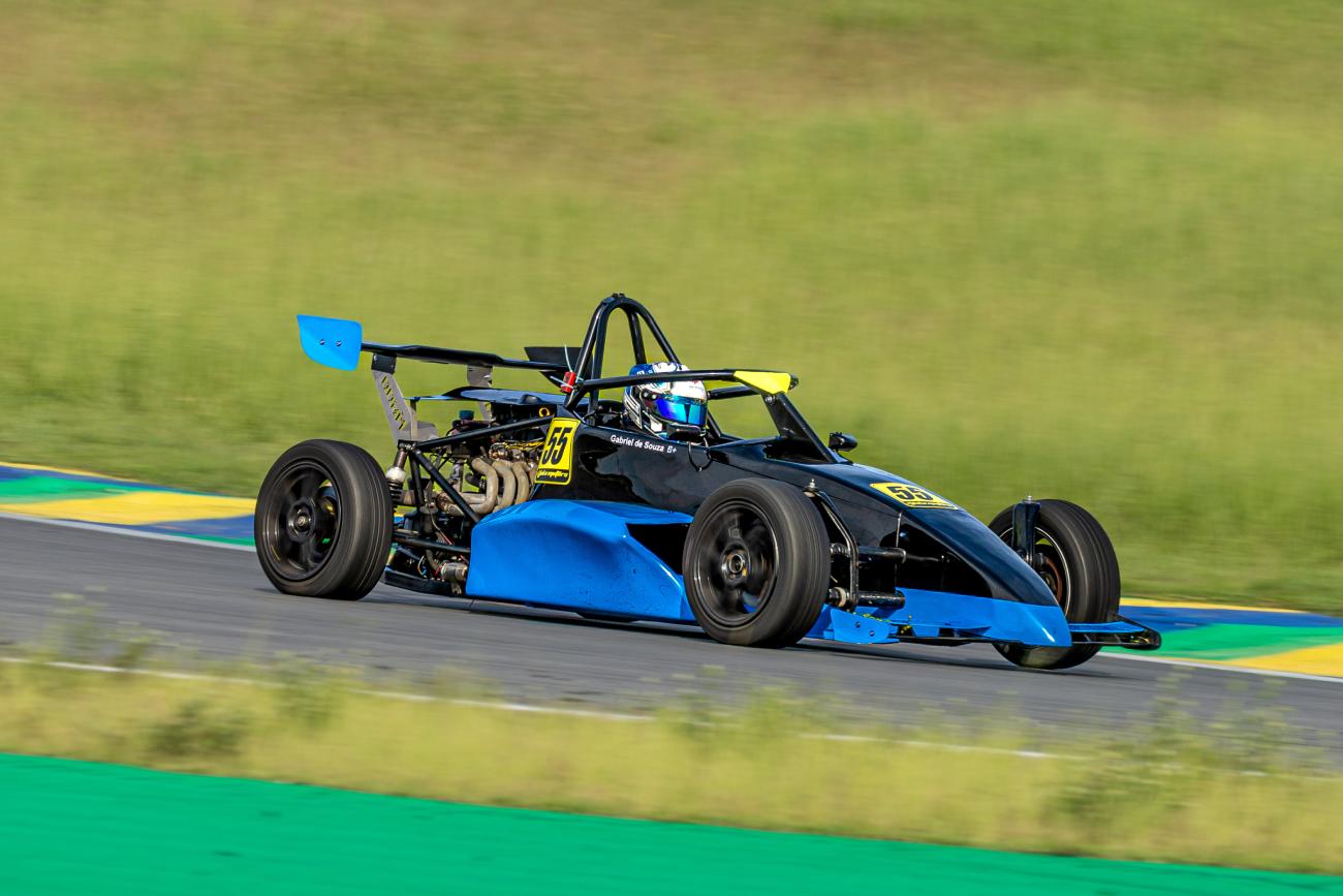 Gabriel Souza cresce no momento decisivo e vence a Corrida 2 em Interlagos
